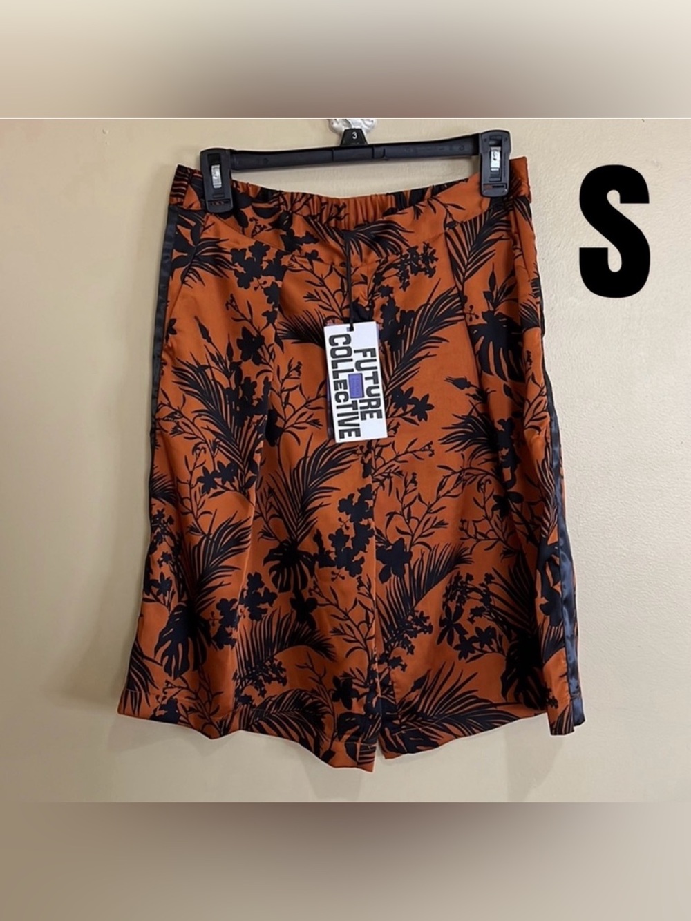 Kahlana Barfield Brown palm pleated shorts size small